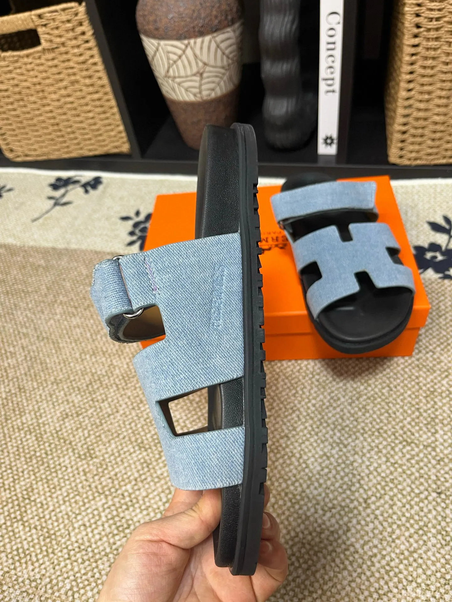 P300 Long-term stock Hermes men’s Kazimir slippers for couples - top quality woven calfskin functional sandals with intertwined uppers inspired by the “H” iconic pattern to create a casual look, perfect for summer. Imported cowhide + cowhide lining + TUP outsole Size: 35-46